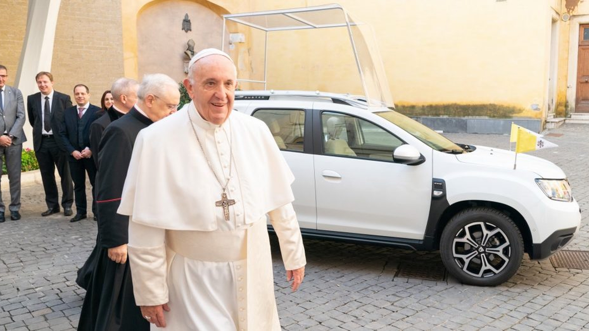 Papa Francisc a primit cadou o mașină Dacia