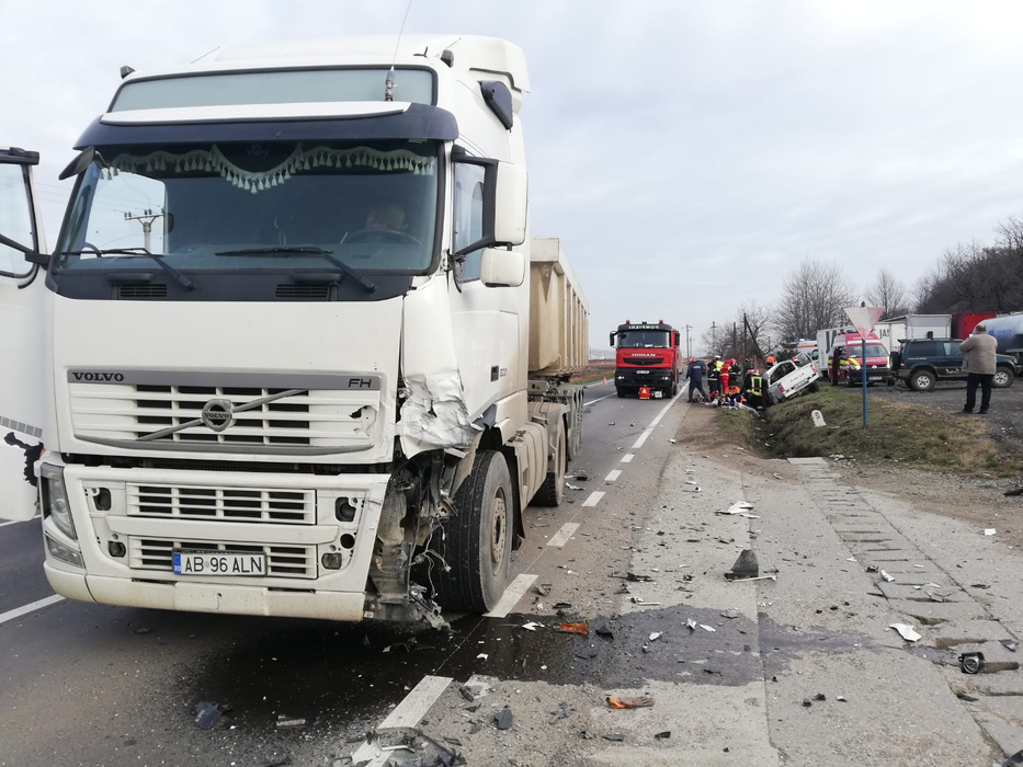Accident nimicitor între o Dacie 1310 și un TIR! O femeie însărcinată și un bărbat au murit. A fost solicitat elicopterul SMURD pentru unul dintre răniți
