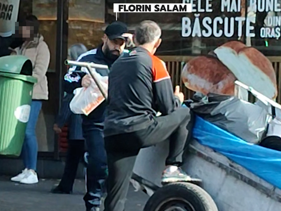 Florin Salam, cadou o pungă cu prăjituri pentru un fan (SURSA FOTO: CANCAN.RO)