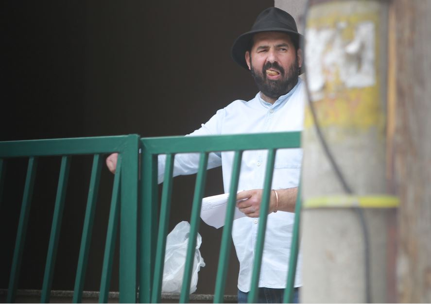 Fostul jurat de la MasterChef gustă cu poftă din produsele care se aflau în primul pachet pe care l-a primit
