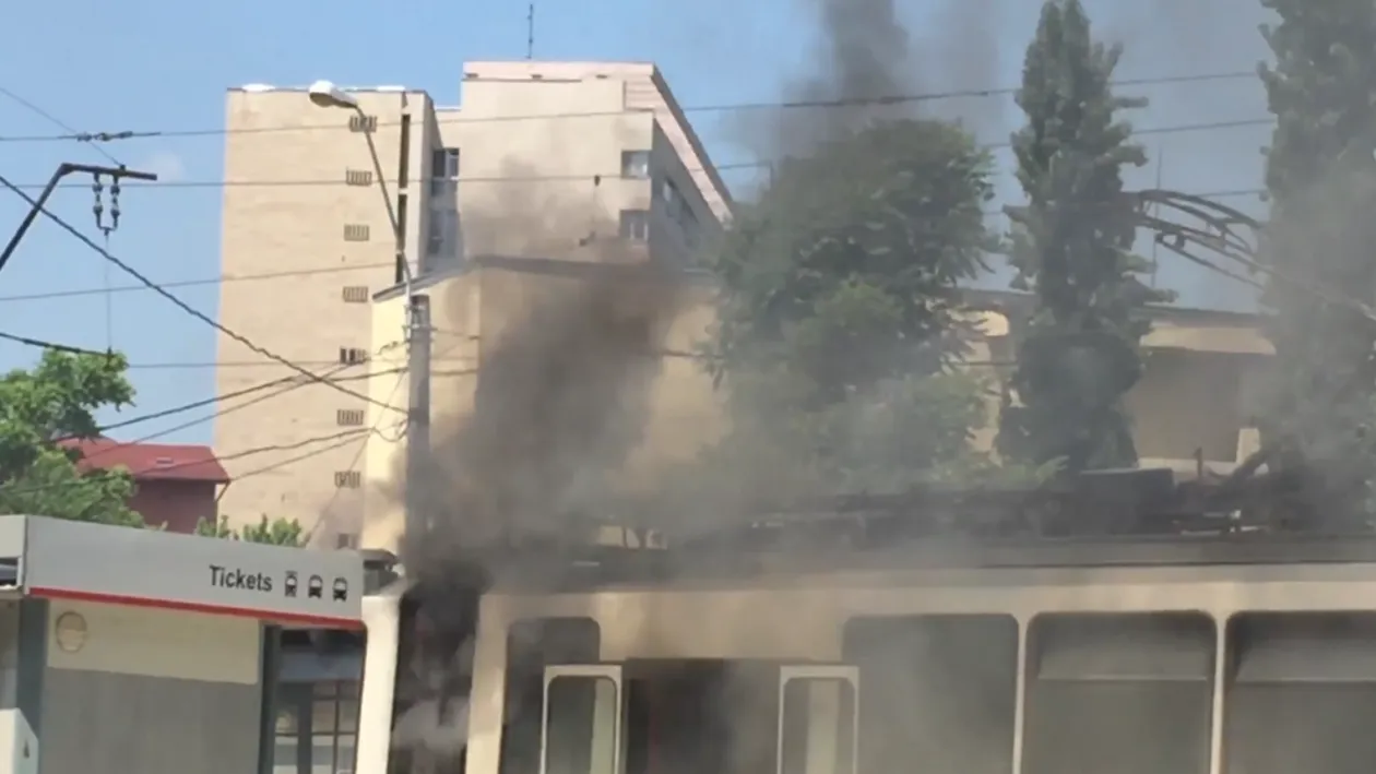Incendiu grav în București. Un tramvai a luat foc în intersecție la Dristor