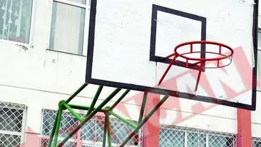 S-a spanzurat de cosul de baschet