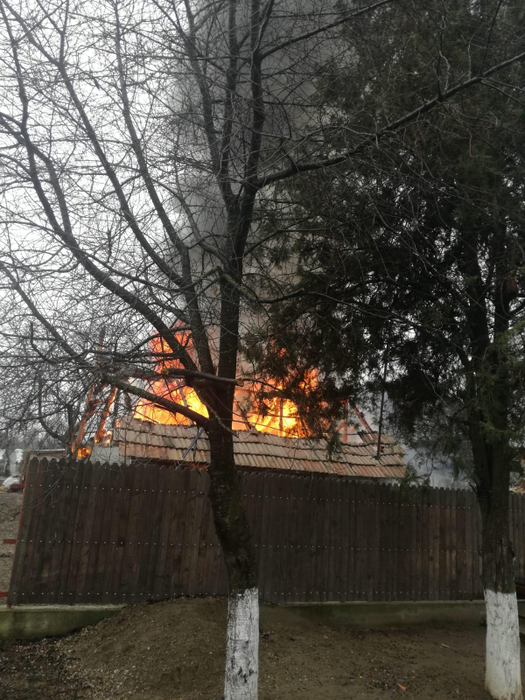 Focul le-a mistuit casa chiar înainte de Crăciun
