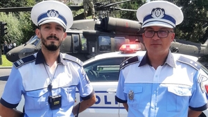 Cine sunt polițiștii care au oprit traficul, în piața Charles de Gaulle, după ce un elicopter american a aterizat forțat pe carosabil