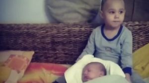 Dominic, un frate mai mare grijuliu! Imagini emoţionante cu băieţelul lui Velea şi al Antoniei în timp ce-l adoarme pe Akim