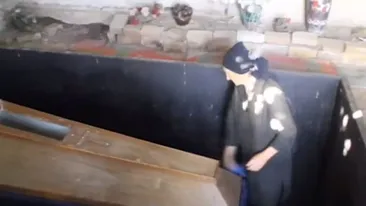 Caz şocant! O mamă îşi ţine fiul mort de foarte mulţi ani în casă pentru că vrea ca nepoţii ei să-l cunoască: „A murit prea devreme şi acum am grijă de el...”