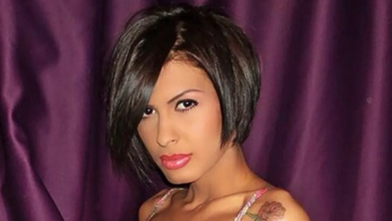 Asa se intampla daca, in loc sa te duci la scoala, pozezi in Playboy! Madalina Pamfile nu e buna si la gramatica! Vezi dovada!