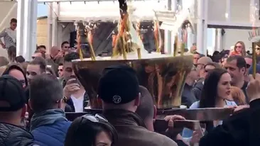 Li s-a tăiat respiraţia tuturor când au văzut alaiul de ospătari cu artificii şi…El a avut cea mai mare notă de plată din LOFT 2017: Multimilionarul a comandat un Armand de Brignac-elefant (6 l) învelit în foiţă de aur de 24kt!