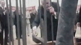 Vezi cum a pus Ceausescu primul cancioc de ciment la fundatia Casei Republicii!