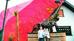 S-au trezit cu un balon pe casa