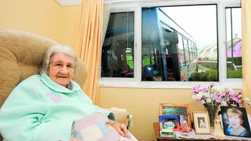 S-a trezit cu autobuzul la fereastra