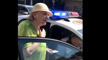 Scandalos! O pensionară de 81 de ani din București, amendată pentru că semaforul s-a făcut roșu în timp ce traversa strada. Câți lei e amenda