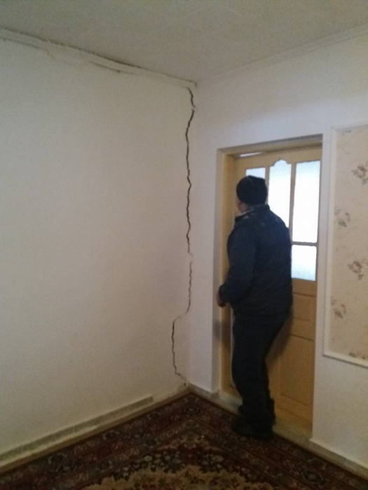 Oamenii se uită neputincioși cum li se crapă casele