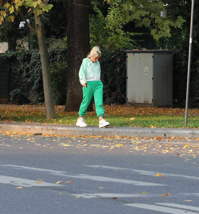 Chiar și într-o zi obișnuită, Amna nu se desparte de Porsche și de fotograful personal