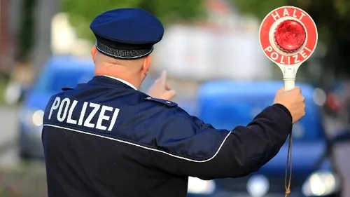 Câţi bani au făcut doi români care se dădeau drept poliţişti în Austria! Au strâns o mică avere, dar...