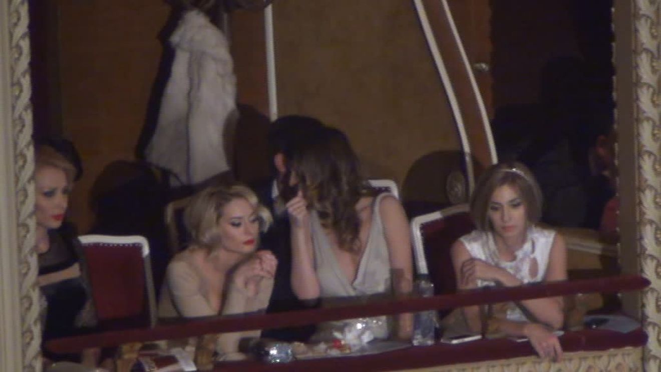 Adela Popescu, Rogoz si Cosoi si-au luat bilete la balcon ca sa scaneze tot! Dupa ce si-au izolat iubitii, s-au pus pe barfit!