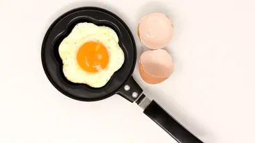 Cum prăjești un ou fără tigaie și fără aragaz. E gata în 60 de secunde