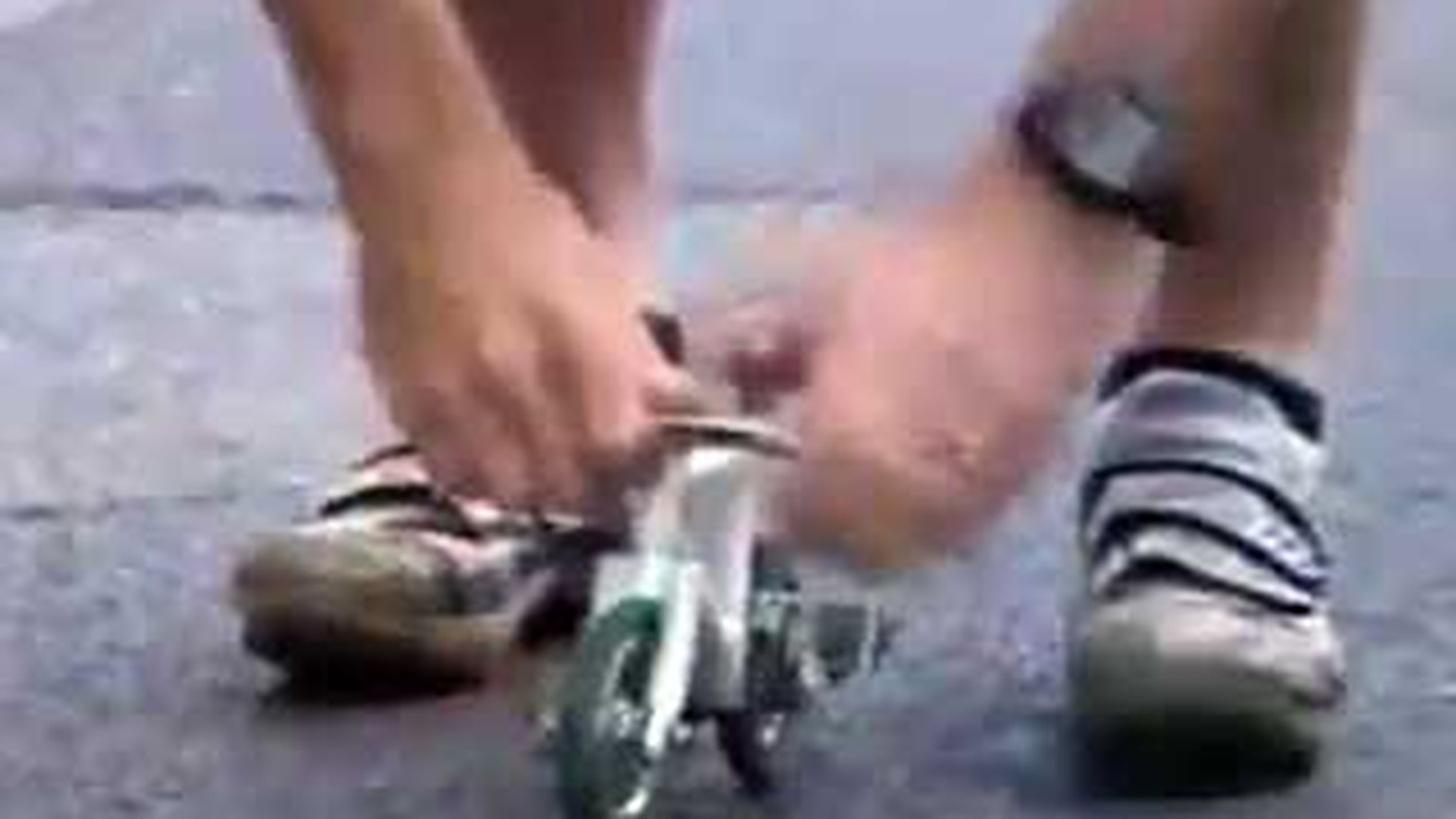 Daca iti zicem ca un biciclist a reusit sa mearga pe o bicicleta de 10 centimentri nu crezi EVER! Vezi video asta si convinge-te singur - E fabulos!