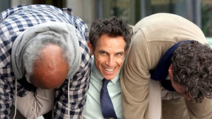 Ce puternic e Ben Stiller! Ridica doi oameni pe umeri