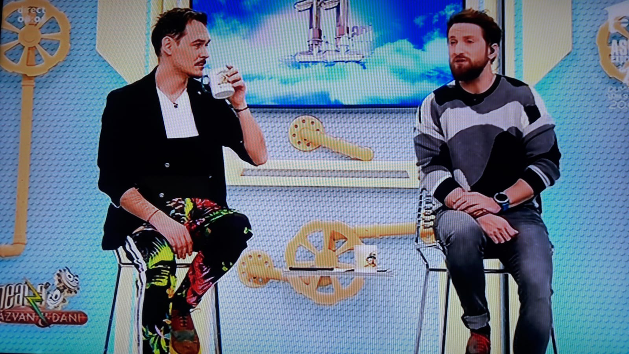 Dani Oțil a făcut mișto de Răzvan Simion în direct, la TV! Cum s-a îmbrăcat prezentatorul pentru matinalul de la Antena 1