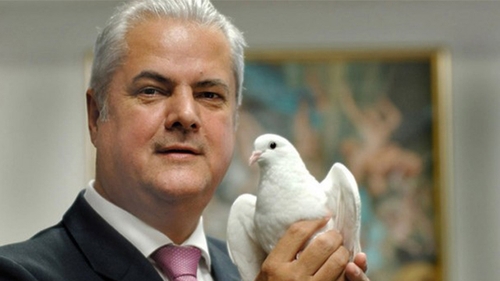 Aschia nu sare departe de trunchi! Vezi ce au facut Adrian Nastase si fiul sau la ceas de seara