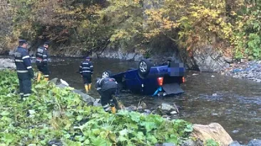 Tânără grav rănită după ce a plonjat cu mașina în albia unui pârâu, pe Transfăgărășan