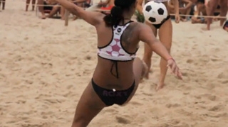 Pe cat de buni sunt brazilienii la fotbal pe atat de bune sunt si braziliencele! Imagini hot de la fotbal feminin pe plaja - poarta echipament "tanga"