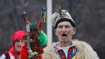 De la colaci și mere la boxă și YouTube. Cum arată colindatul în 2025, de la sat la urban și la satul global