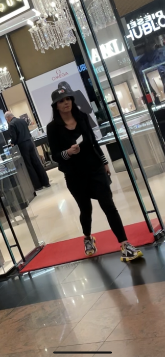 Raluca Macovei, relaxată la mall (SURSA FOTO: CANCAN.RO)