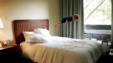 Bebelusul zburator este acum de vanzare! Vezi aici cele mai reusite poze cu copilul care leviteaza si ce va face mama lui cu banii castigati