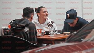 Alexia Eram, între doi bărbaţi! Staţi, nu săriţi la concluzii