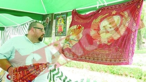 Piedone si-a luat steag comunist de la Targul Anticarilor