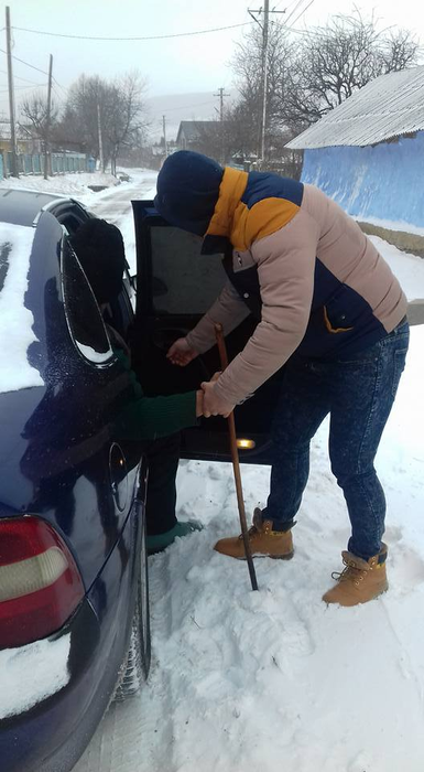 Iată ce s-a întâmplat cu bătrânul din Roman pe care nici un medic nu l-a băgat în seamă. Un tânăr l-a găsit îngheţat în faţa spitalului, iar apoi…