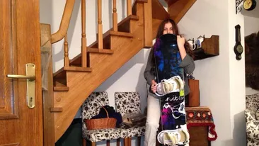 Schiopateaza, dar nu se lasa! Roxana Ilie impulsionata de sotul ei pentru a se recupera rapid dupa operatia suferita la calcai!