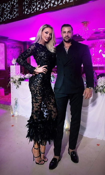 Bianca Drăgușanu într-o rochie neargă