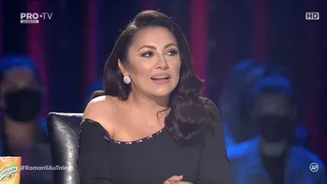 Andra, ținută cu o croială spectaculoasă în finala de la Românii au talent! Rochia neagră este crăpată până sus pe piciorul drept | FOTO