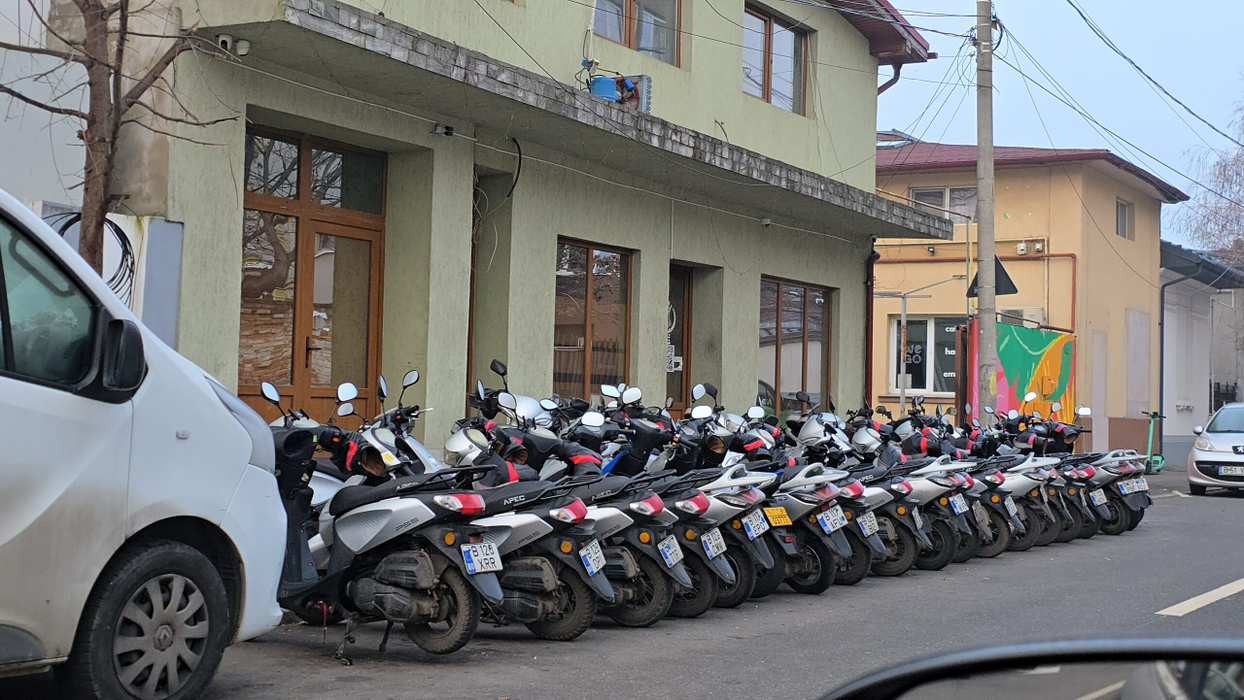 Cum trăiesc nepalezii care ne aduc pizza și sushi la ușă: zeci de scutere și povești ascunse într-o vilă de la Gara de Nord