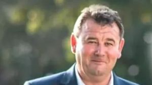 Șofer de camion, găsit mort de soția sa în grădină. Avea doar 46 de ani