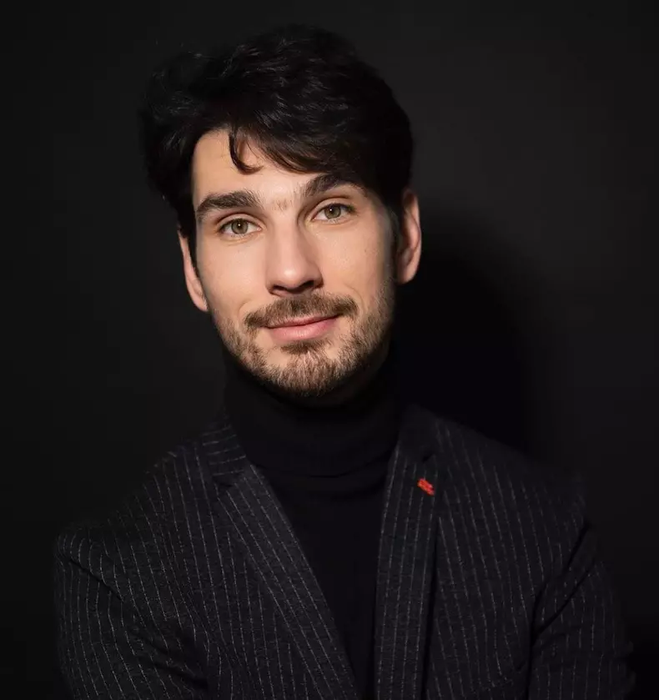 Ce țeapă și-a luat iar Theo Rose la un magazin! A bătut la ușă, dar paznicul a zis că nu are voie. Care e motivul
