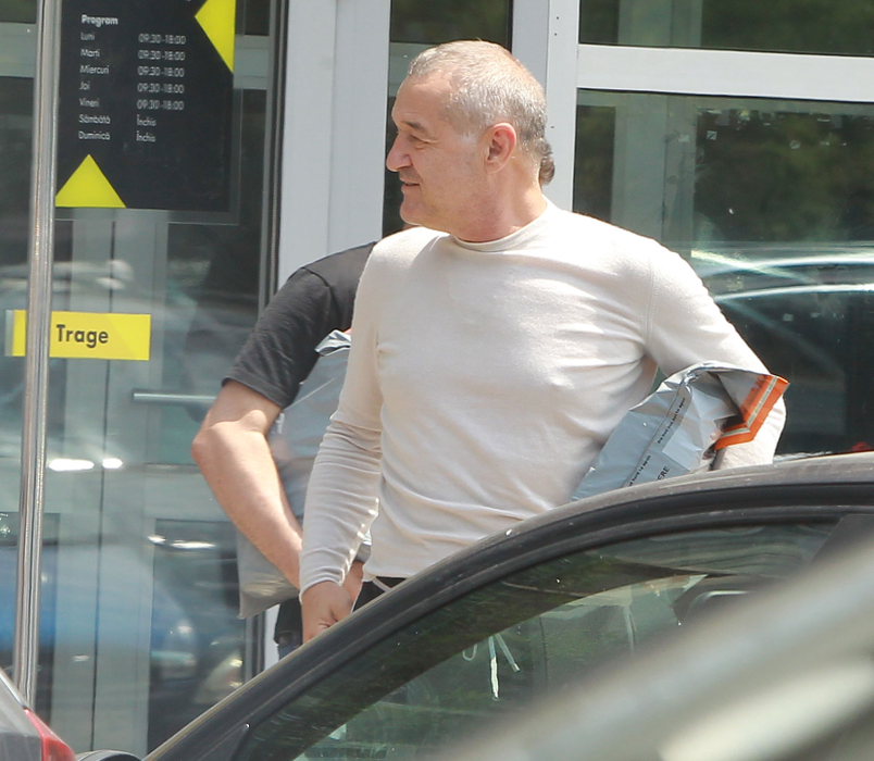 Gigi Becali & aghiotantul Luțu au ”spart” banca! Câți lei i-au dat femeii nevoiașe din imagine