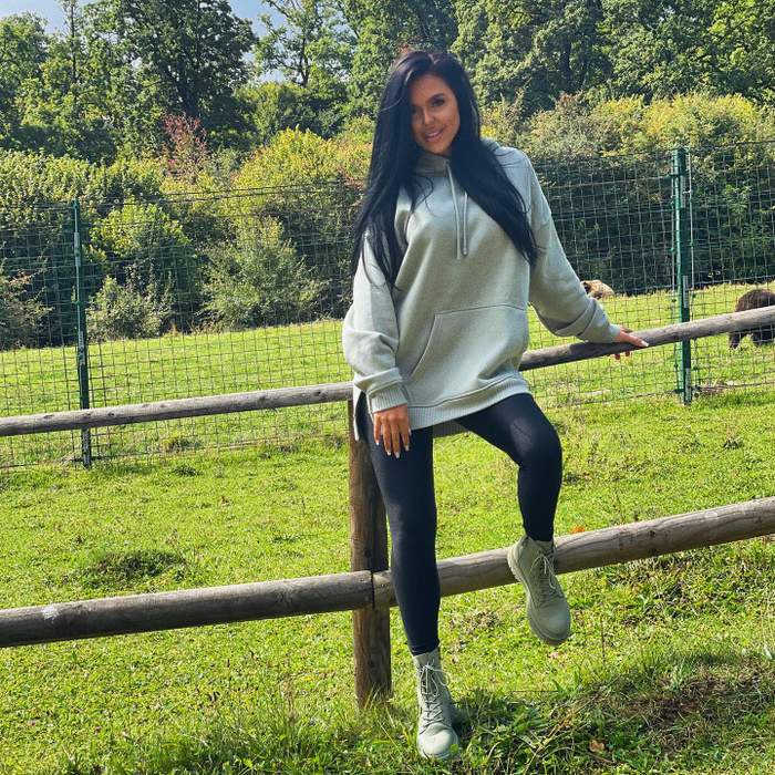 Andra e o brunetă foarte sexy