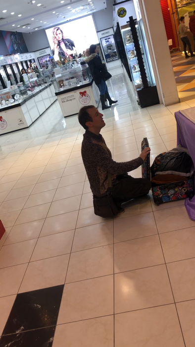 Aflat la mall, Călin Geambașu s-a pus în genunchi în fața unei hostese