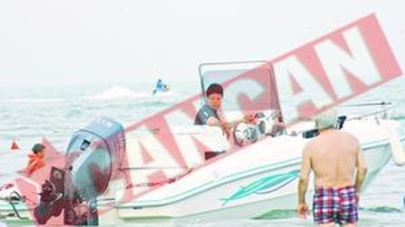 "Ciocu' mic" face plaja pe salupa de teama paparazzilor