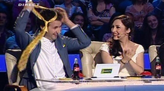 VIDEO Momentul care l-a facut pe Andi Moisescu sa-si scoata cravata in fata concurentilor de la "Romanii au talent"! Uite-i pe baieti cum au cantat la tomberon