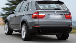 Un hot a furat un BMW X5 lasat cu cheile in contact