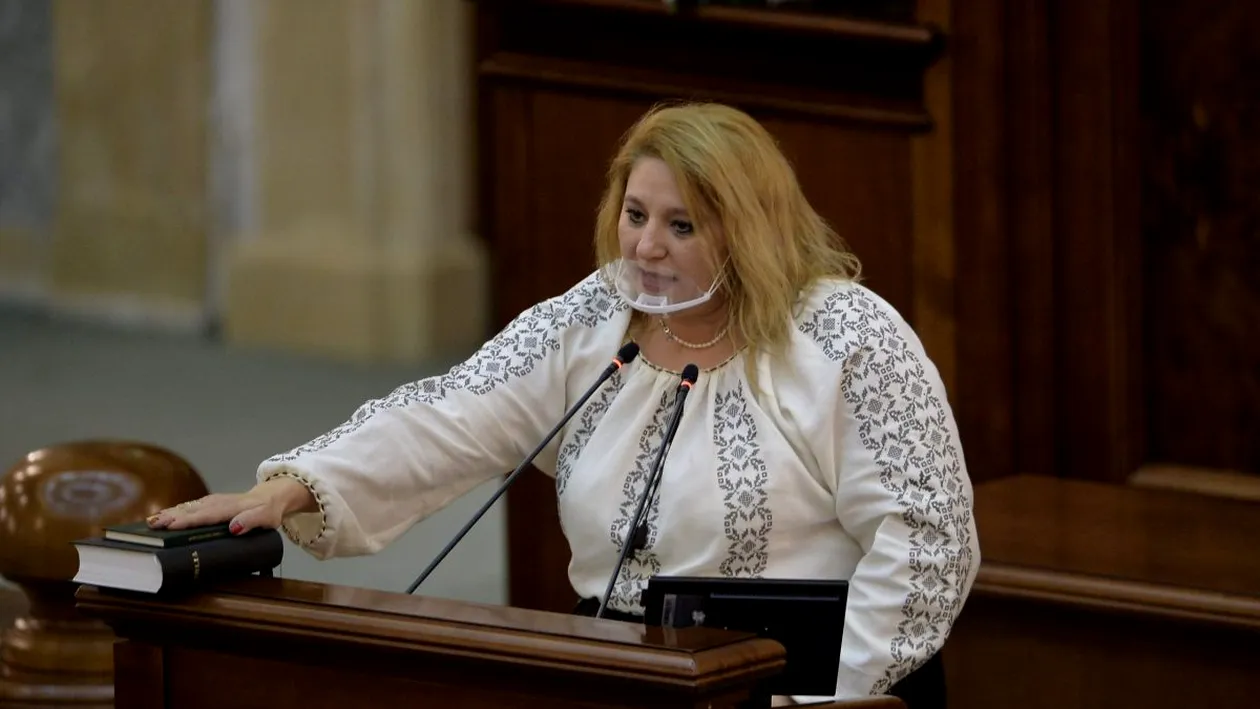 Diana Șoșoacă a făcut, din nou, circ în Parlament. Și-a pus o botniță în plen, în semn de protest față de restricțiile anti-COVID