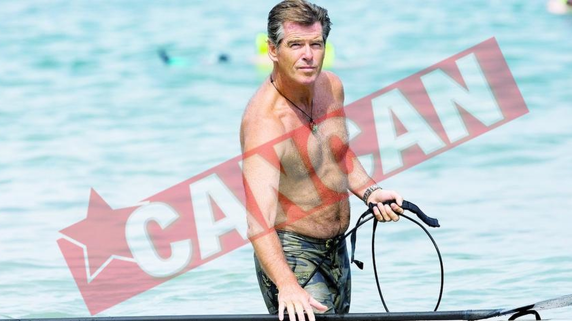 Brosnan, in bustul gol la surfing