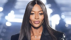 Naomi Campbell, pictorial incendiar la 50 de ani. A apărut goală-pușcă la metrou și i-a lăsat pe toți fără replică