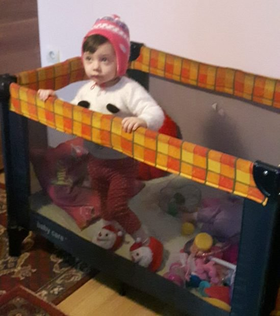 Își crește singură nepoata, a muncit peste hotare, a luptat cu sistemul, iar acum totul s-a năruit! A rămas pe drumuri, după ce casa i-a luat foc! Dar nu cedează