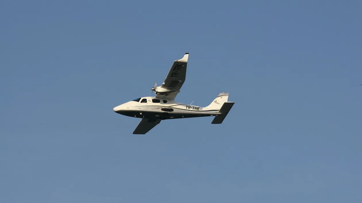 Milionarul Tarek a spulberat nisipul si a speriat copiii din Mamaia! Se pare ca el a pilotat avionul care a survolat plaja